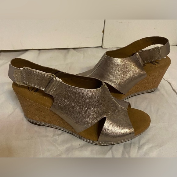 New Clarks Women's Helio Float Fashion Metallic Pewter Wedge Sandals Size 6.5M - Picture 2 of 7